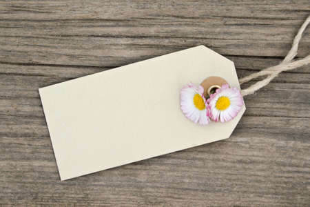 label with daisies