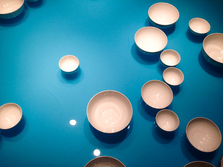 Dishes floating in a tub of waterの写真素材