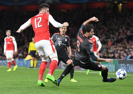 LONDON, ENGLAND - MARCH 7, 2017: Olivier Giroud (L) of Arsenal and Javi Martinez (R) of Bayern pictured in action during the second leg of the UEFA Champions League Round of 16 game between Arsenal FC and Bayern Munchen at Emirates Stadium. Copyright: Cosのeditorial素材