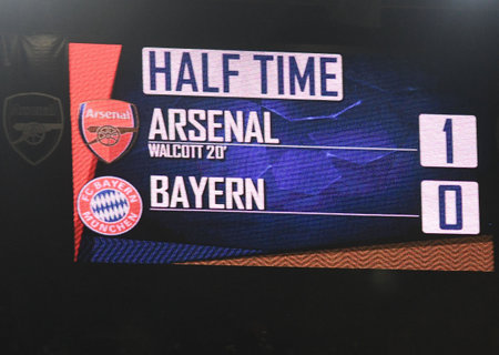 LONDON, ENGLAND - MARCH 7, 2017: The score after the first half of the second leg of the UEFA Champions League Round of 16 game between Arsenal FC and Bayern Munchen at Emirates Stadium. Copyright: Cosmin Iftode/Picstaffのeditorial素材