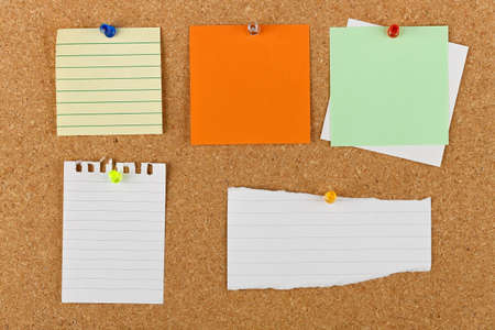 variety of pinned blank notes on cork notice boardの写真素材
