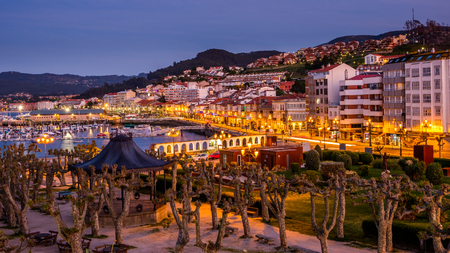 Baiona, Espanha - May 03, 2018 : Arriving at night in the city , Pontevedra, Espanhaのeditorial素材