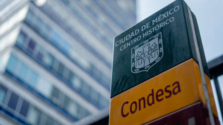 A Condesa Neighborhood Sign With the Latinamerican Tower in the Backの写真素材