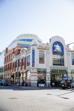 The Michelin House with pedestrians and vehicles passing byのeditorial素材
