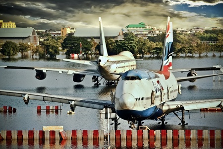 BANGKOK - NOVEMBER 16: Airplanes drown in the water at Don Muang International Airport during the massive flood crisis on November 16, 2011 in Bangkok.のeditorial素材
