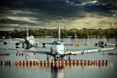 BANGKOK - NOVEMBER 16: Airplanes drown in the water at Don Muang International Airport during the massive flood crisis on November 16, 2011 in Bangkok.のeditorial素材