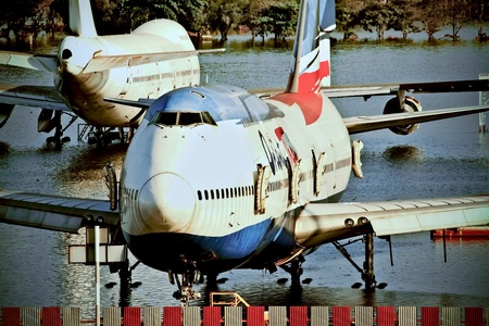BANGKOK - NOVEMBER 16: Airplanes drown in the water at Don Muang International Airport during the massive flood crisis on November 16, 2011 in Bangkok.のeditorial素材
