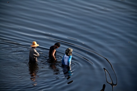 BANGKOK - NOVEMBER 16: A group of people evacuates from the flooded area at Don Muang International Airport during the massive flood crisis on November 16, 2011 in Bangkok.のeditorial素材