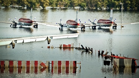 BANGKOK - NOVEMBER 16: Airplanes drown in the water at Don Muang International Airport during the massive flood crisis on November 16, 2011 in Bangkok.のeditorial素材