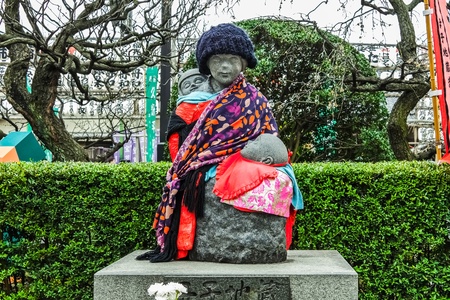 TOKYO, JAPAN,MARCH 30 - The statue of mother and children in Tokyo located in the the Senjoi Temple areaのeditorial素材