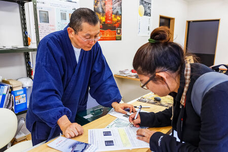 KYOTO, JAPAN - NOVEMBER 18  Donation at Chion-in in Kyoto, Japan on November 18, 2013  Unidentified woman donates for replacement roof tile at Chion-in temple which is under major renovationのeditorial素材