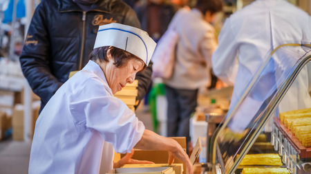 TOKYO, JAPAN - NOVEMBER 25  Tsukiji fish market in Tokyo, Japan on November 25, 2013  Unidentified japanese workers pack the food before distributing to customerのeditorial素材