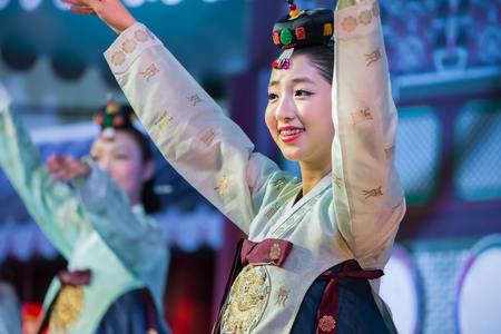 BANGKOK, THAILAND - AUGUST 29: Tamu in Bangkok, Thailand on August 29, 2014. "Tamu" comprises six sets of imperial court dance which performed to Korean Emperor in the pastのeditorial素材