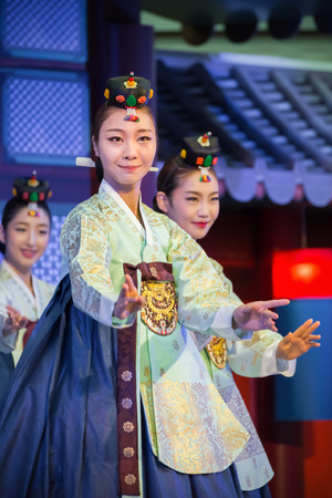 BANGKOK, THAILAND - AUGUST 31: Tamu in Bangkok, Thailand on August 31, 2014. "Tamu" comprises six sets of imperial court dance which performed to Korean Emperor in the pastのeditorial素材