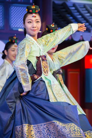 BANGKOK, THAILAND - AUGUST 31: Tamu in Bangkok, Thailand on August 31, 2014. "Tamu" comprises six sets of imperial court dance which performed to Korean Emperor in the pastのeditorial素材
