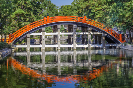 Taiko Bashi (Drum Bridge or formally \"Sori Bashi\") at Sumiyoshi Grand Shrine in Osaka, Japan OSAKA, JAPAN - OCTOBER 24: Taiko Bashi in Osaka, Japan on October 24, 2014. An arched Taiko drum style bridge, which appears to cross a river in front of the Suのeditorial素材