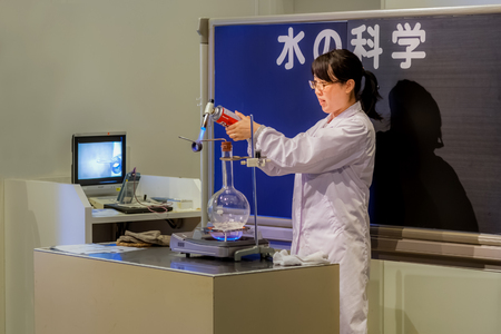 OSAKA, JAPAN - OCTOBER 28: Science Museum in Osaka, Japan on October 28, 2014. Unidentified Japanese scientist holds a science show for students at Osaka Science Museumのeditorial素材