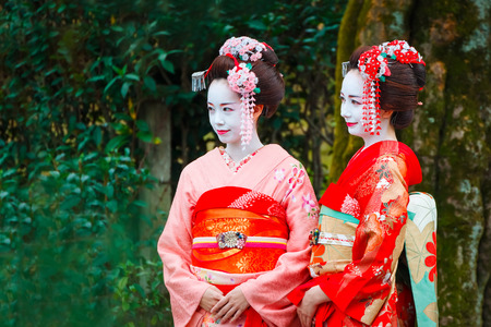 Geisha - Maiko in Gion District in Kyoto, Japan KYOTO, JAPAN - NOVEMBER 22 2015: Unidentified "Maiko" girl - apprentice Geisha in western Japan, especially Kyoto. Their jobs consist of performing songs, dances, and playing the shamisen (Japanese string のeditorial素材