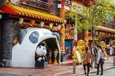YOKOHAMA, JAPAN - NOVEMBER 24 2015: Yokohama Chinatown is Japan's largest chinatown. A large number of Chinese stores and restaurants can be found in the narrow and colorful streetsのeditorial素材