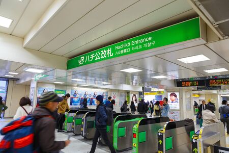 TOKYO, JAPAN - NOVEMBER 28 2015: Unidentified Japanese train commuters at the Hachiko Entrance in Shibuya stationのeditorial素材