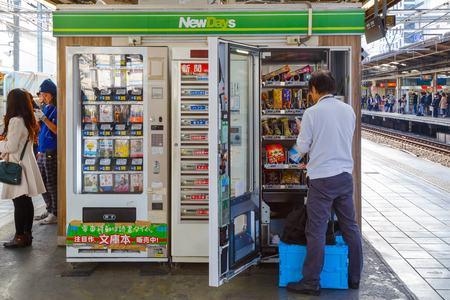 TOKYO, JAPAN - NOVEMBER 29 2015: An unidentified Japanese filled his products into an automatic vending machine at ikebukuro stationのeditorial素材