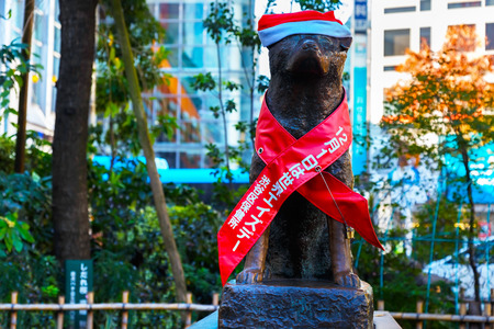 TOKYO, JAPAN - NOVEMBER 28 2015: Hachiko statue at Shibuya station, the dog is remarkable loyalty to his owner which continued for ten years waiting for his owner at thw station after his owner's deathのeditorial素材