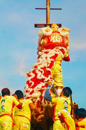BANGKOK, THAILAND - FEBUARY 20: A group of people perform a lion dance during Chinese new year's celebrationのeditorial素材