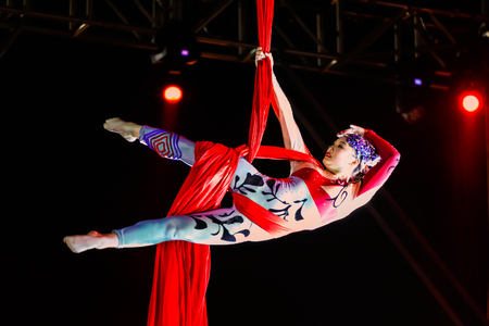 BANGKOK, THAILAND - FEBRUARY 20 2016: Jinan acrobatic troupe performing in Rama IX Park in a Chinese new year Celebration. The group is one of the best acrobatic performance in Chinaのeditorial素材