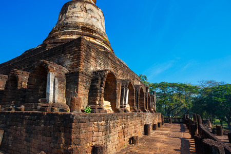 Wat Chang Lom Temple at Si Satchanalai Historical Park, a UNESCO world heritage site in Sukhothai, Thailand


SUKHOTHAI, THAILAND - JANUARY 17 2017: Wat Chang Lom Temple at Si Satchanalai Historical Park, a UNESCO world heritage siteのeditorial素材