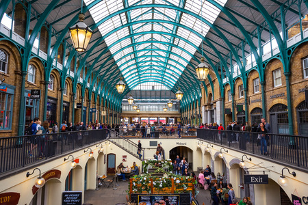 LONDON, UNITED KINGDOM - MAY 12 2018: 
Covent Garden Market one of the most well known market and the most poppular tourist spot in Londonのeditorial素材