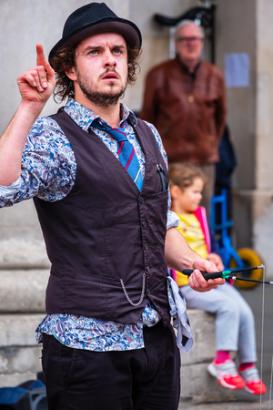 LONDON, UNITED KINGDOM - MAY 12 2018: Unidentified actor performs a street performance at Covent Garden Marketのeditorial素材