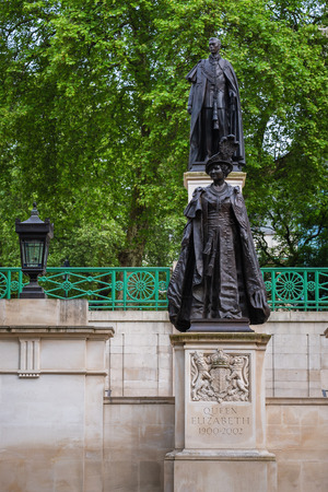 Queen Elizabeth Monument at the Mall Road, London UKのeditorial素材