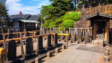 TOKYO, JAPAN - APRIL 20 2018: The grave of 47 ronin, the 47 loyal masterless samurai, one of the most popular Japanese historical epic legends at Sengakuji Templeのeditorial素材