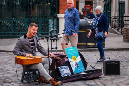LONDON, UNITED KINGDOM - MAY 12 2018: Unidentified  street musician at Covent Garden Marketのeditorial素材