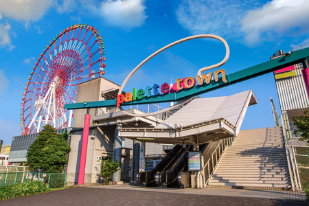 TOKYO, JAPAN - APRIL 20 2018: Palette town is a massive complex that is more than just a shopping centre. Its towering Ferris wheel, Daikanransha, can be seen all across Odaiba.のeditorial素材