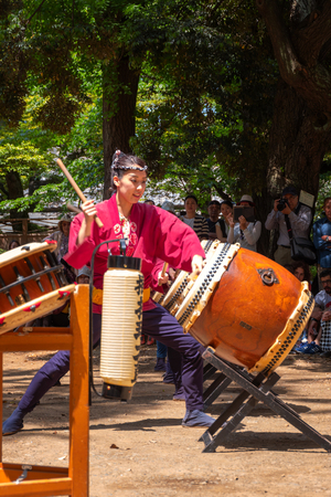 TOKYO, JAPAN - APRIL 29 2018: Unidentified group of women perform Japanese Taiko drum in Bunkyo Azalea Festival (Tsutsuji Matsuri) at Nezu Shrineのeditorial素材