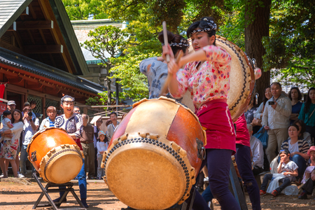 TOKYO, JAPAN - APRIL 29 2018: Unidentified group of women perform Japanese Taiko drum in Bunkyo Azalea Festival (Tsutsuji Matsuri) at Nezu Shrineのeditorial素材