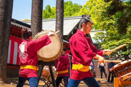 TOKYO, JAPAN - APRIL 29 2018: Unidentified group of women perform Japanese Taiko drum in Bunkyo Azalea Festival (Tsutsuji Matsuri) at Nezu Shrineのeditorial素材