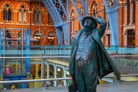 London, UK - May 14 2018: The Betjeman statue of sir John Betjeman the man who save St. Pancras station from demolition in the 1960'sのeditorial素材