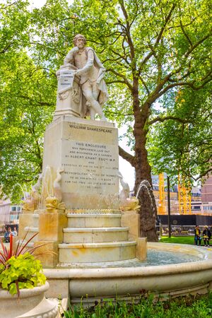 London, UK - May 13 2018: Statue of William Shakespeare, sculpted by Giovanni Fontana in 1874 after an original by Peter Scheemakers 18th-century monument in Poets' Corner, Westminster Abbey churchのeditorial素材
