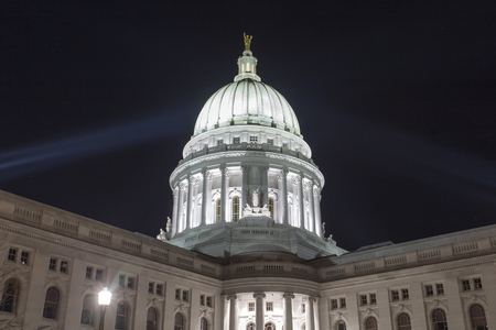 Foto de Dome of the Wisconsin State Capitol Building lit up at night in Madison, Wisconsin - Imagen libre de derechos