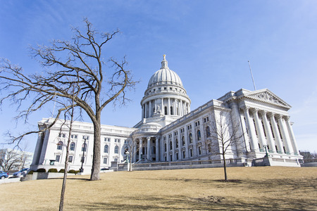 Foto de Wide angle view of historic state capitol building in Madison, Wisconsin, USA on a clear winter day - Imagen libre de derechos