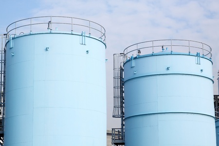 large white tanks for petrol and oil in the Rotterdam harborのeditorial素材