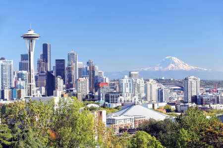 Seattle with Mount Rainier in the backgroundのeditorial素材