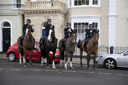 BRISTOL, UK - DEC 18: Mounted police standing outside buildings on Dec 18 2014 in Bristol, UKのeditorial素材