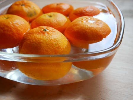 Oranges in waterの写真素材