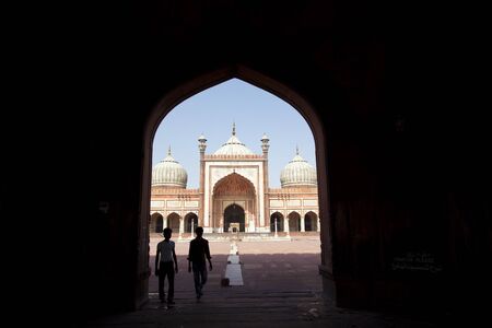 Jama Masjib Mosque visitors walking through arch, Delhi, Punjab, Indiaのeditorial素材