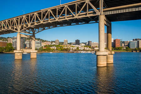 Marquam Bridge, Willamette River and Portland skyline, Portland, Oregonの写真素材