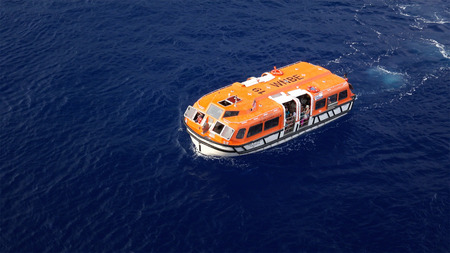 A cruise ship tender aka lifeboat returning to the ship full of tourists on Hawaiiのeditorial素材