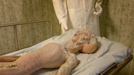 Alien body on gurney being examined after it's spaceship crashed near Roswell. A display at the International UFO Museum and Research Center in Rowsell, New Mexicoのeditorial素材